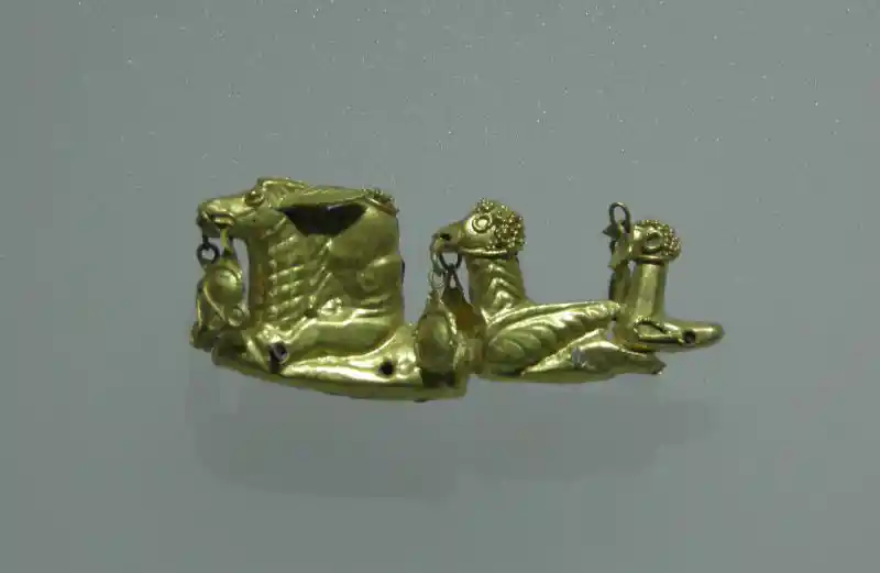 Gold zoomorphic, winged-animals, pendants